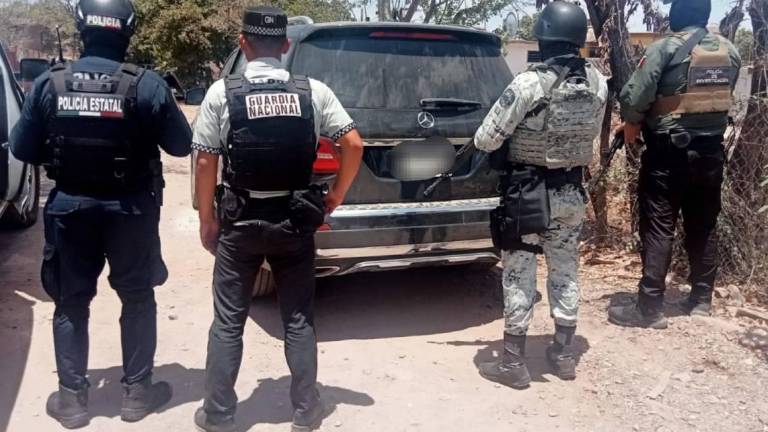 En Quilá, al sur de Culiacán, fueron asegurados dos camionetas con reporte de robo.