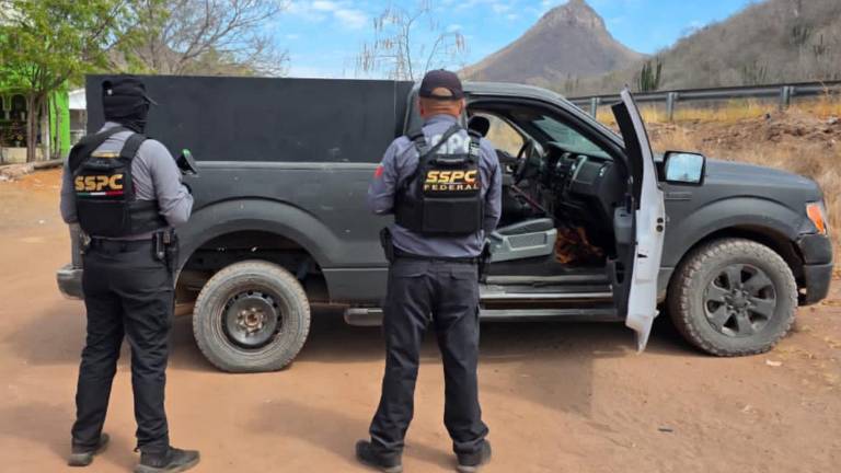 Agentes federales aseguran una camioneta blindada en Culiacán.