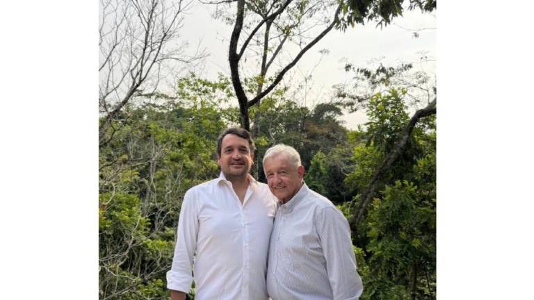 Andrés Manuel López Obrador reaparece en una foto de su hijo en redes sociales.