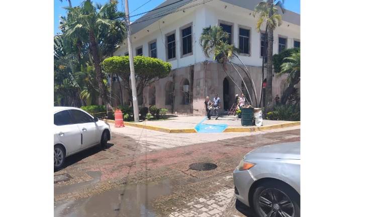 Frente al Palacio Municipal de Mazatlán, en el Centro, hay una fuga de una alcantarilla.