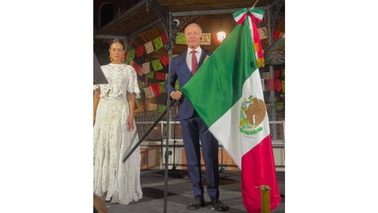 El Embajador Quirino Ordaz Coppel encabeza la ceremonia del Grito de Independencia en Madrid.
