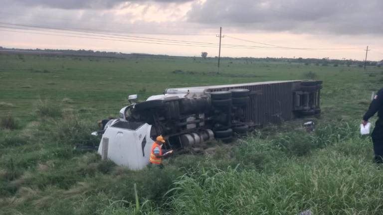 Un camión de carga se salió de la carretera y terminó volcado en un predio agrícola, en Guasave.