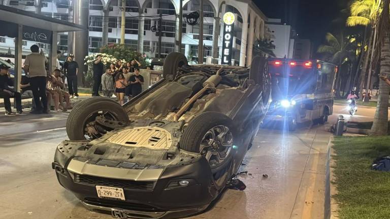 La volcadura se registró este viernes sobre la avenida Camarón Sábalo casi esquina con la calle Del Mero en el fraccionamiento Sábalo Country.