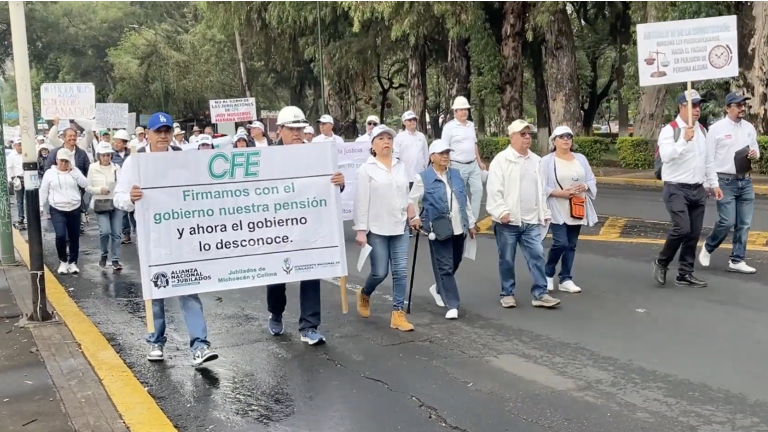 Un tribunal federal ordenó suspender los recortes aplicados a pensiones de jubilados de la CFE mientras se resuelve el juicio de amparo.