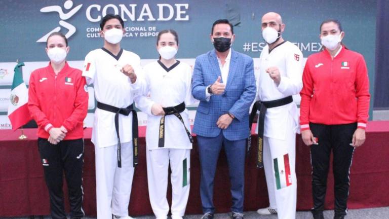 La Federación Mexicana de Taekwondo hace la presentación de María del Rosario Espinoza (der.).