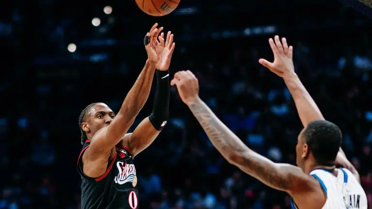 Tyrese Maxey encestó 31 puntos.