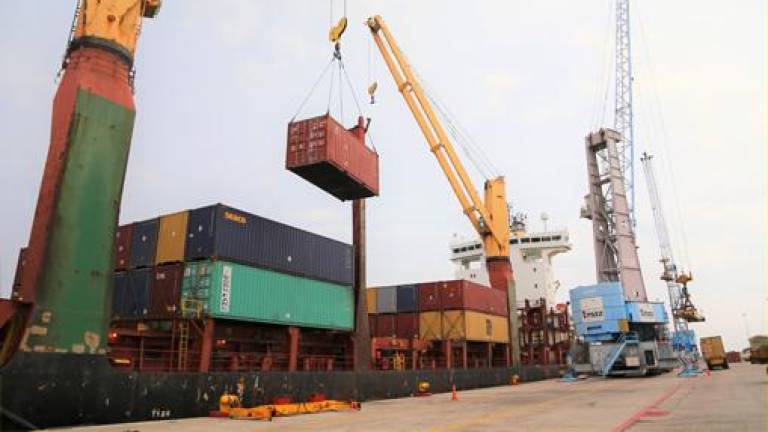Operaciones de carga en el puerto de Mazatlán.
