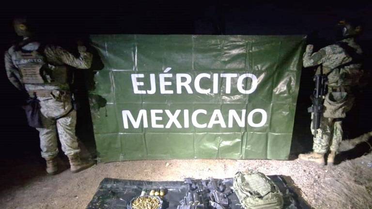 Militares resguardan el armamento y los explosivos artesanales asegurados en operativos en Sinaloa.