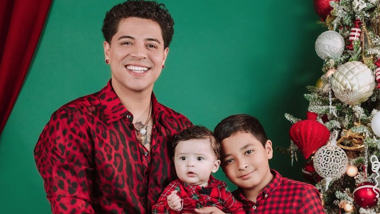 Eduin Caz posa junto a sus hijos, incluyendo al recién nacido.