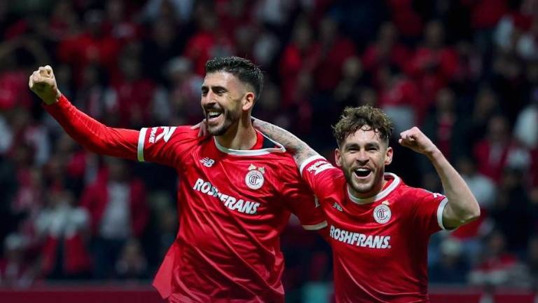 Paulinho y el sinaloense Jesús Angulo celebran el triunfo contundente del Toluca.