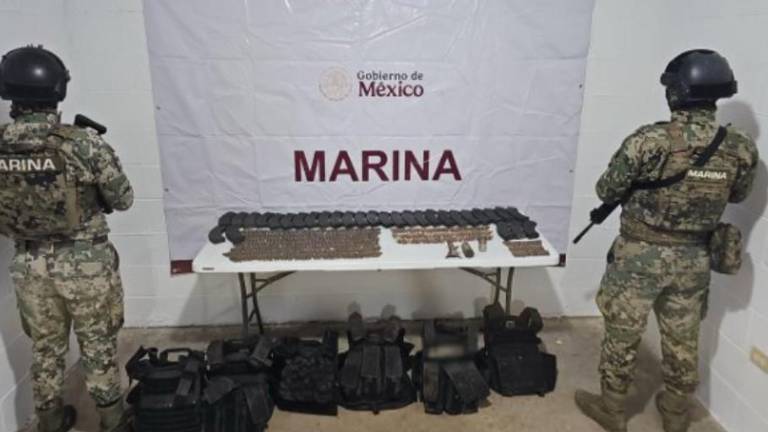 Personal de la Secretaría de Marina durante el aseguramiento de material bélico en Elota, Sinaloa.