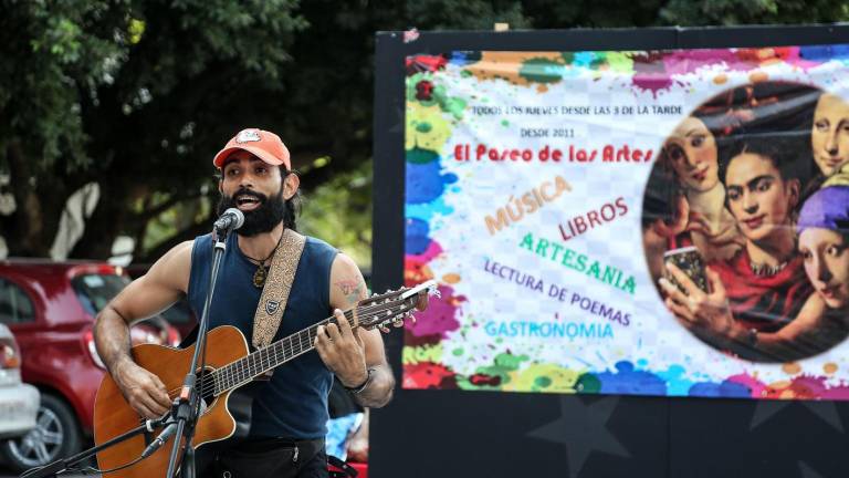 El cantante Constantino participa en el Paseo de las Artes.
