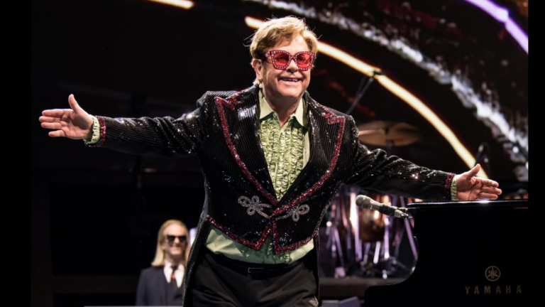 Elton John sufrió una caída en su villa en Francia.