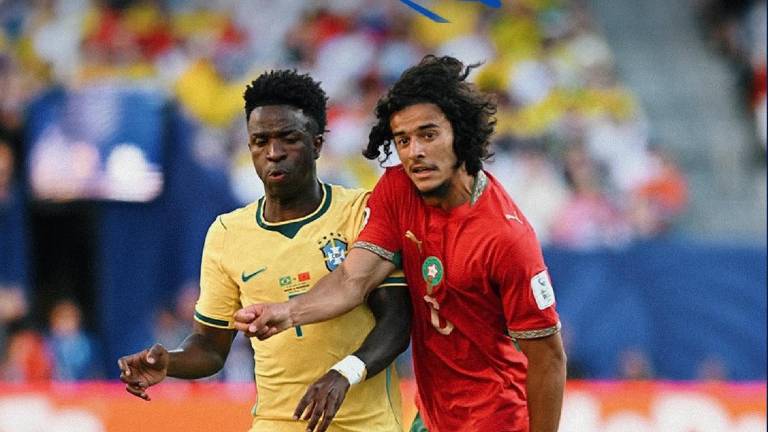 Vinícius Junior (izq.) marcó el gol que evitó la derrota de la Canarinha.
