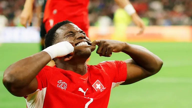 Breel Embolo guía a Suiza a los octavos.