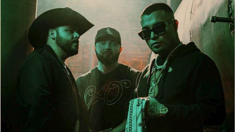 Gerardo Ortiz, Beto Sierra y Gera MX cantan El Mero mero.