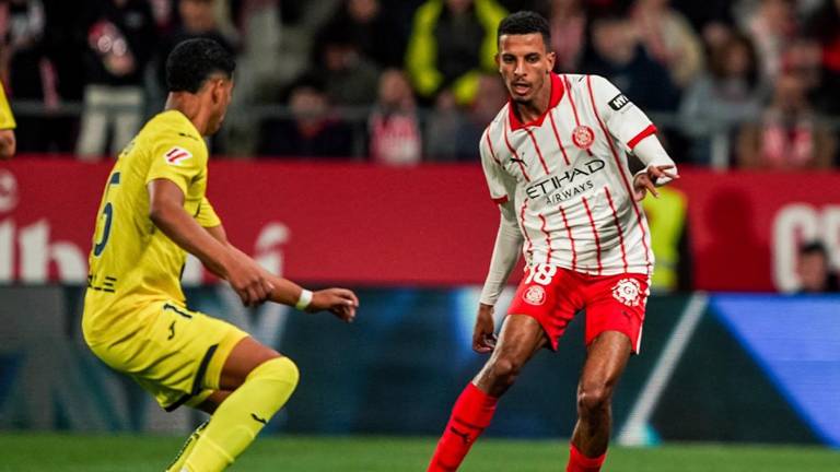 Azzedine Ounahi, del Girona, busca evadir la marca de un jugador del Villarreal.