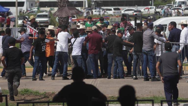 El acceso al evento estuvo marcado por el decomiso de cartulinas y lonas en las que grupos de ciudadanos exigían atención gubernamental.