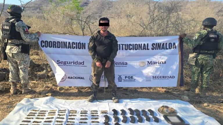 El detenido y el material bélico asegurado fueron puestos a disposición de las autoridades correspondientes.