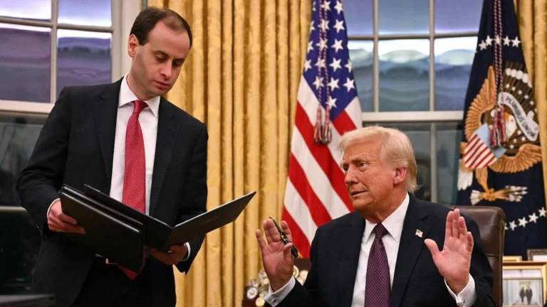 Trump amenazó con imponer aranceles del 25 por ciento a la importación de productos mexicanos y canadienses, si no ponían un freno inmediato a la inmigración ilegal y al tráfico de fentanilo.