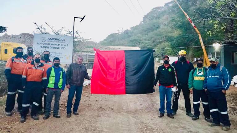 Mineros del nuevo sindicato de la mina San Rafael llegaron este sábado para bloquear el acceso.