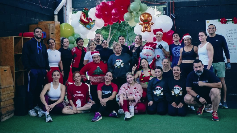Clientes, entrenadores y personal de Ludus Magnus celebran Navidad con un entrenamiento especial.