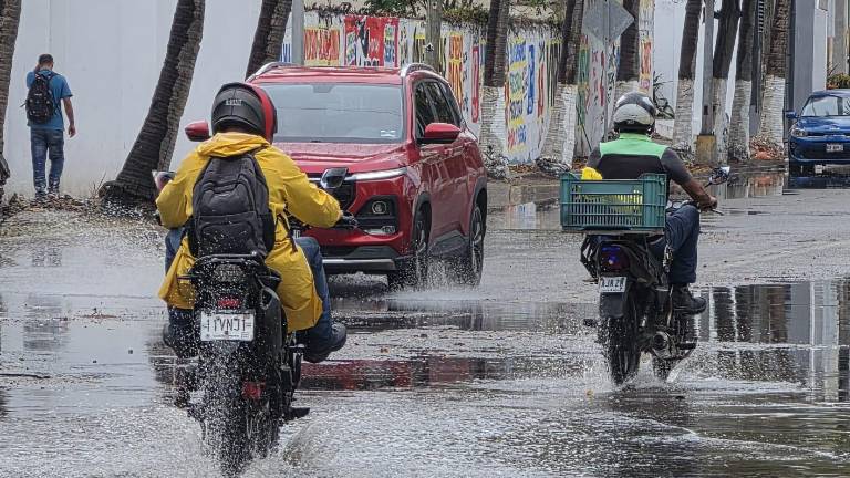 Algunas vialidades de Mazatlán registraron encharcamientos tras las lluvias presentadas desde el miércoles.