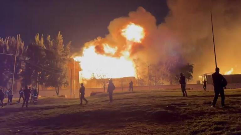 Al lado de donde se produce el incendio hay una gasolinera, lo cual varios bomberos cuidan esta zona.