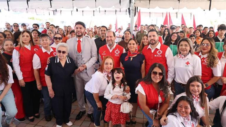 Autoridades locales y de la Cruz Roja realizan el arranque de la colecta anual.