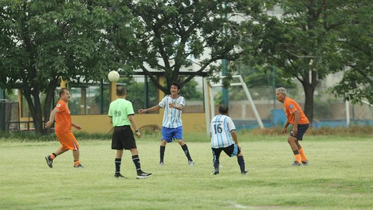 Los campos del Club Deportivo Muralla albergaron los emocionantes encuentros de la Liga de Futbol Veternos Platino.