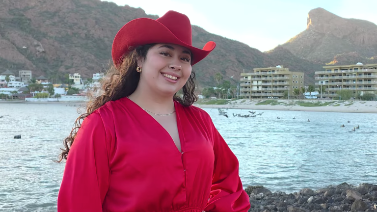 Abril Vega.