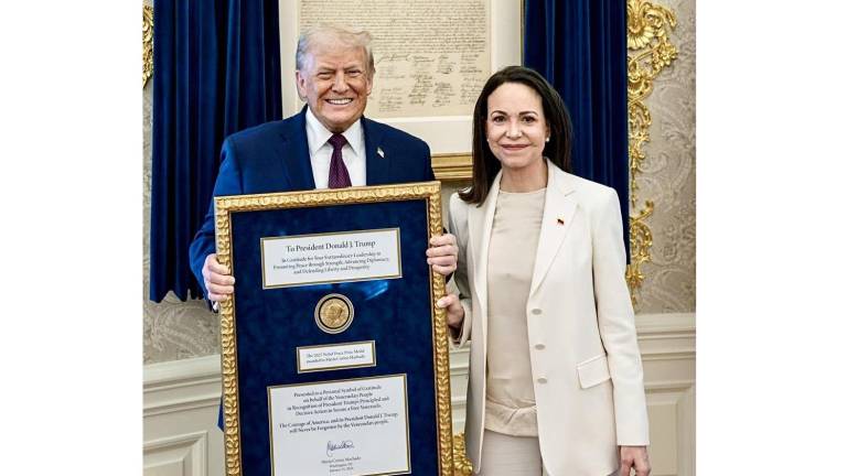 María Corina Machado entregó su medalla del Nobel de la Paz al Presidente estadounidense, Donald Trump, durante un encuentro en la Casa Blanca.