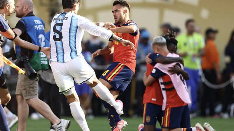 Leandro Paredes se involucró en un altercado físico con el defensor español Eric García, durante los festejos de España por el título mundial.