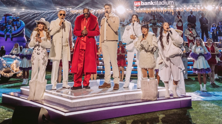 Snoop Dogg junto a los artistas invitados Lainey Wilson, Andrea y Matteo Bocelli y las estrellas de K-Pop Audrey Nuna y Rei Ami.
