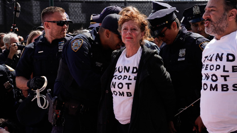Tras manifestarse, la actriz es detenida en Nueva York.