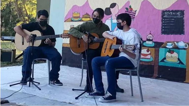 Alumnos del taller de guitarra también participaron en la jornada artística