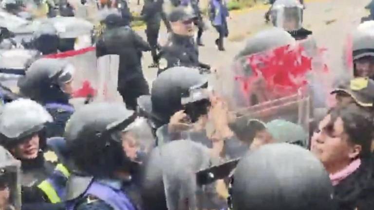 Durante las marchas de este jueves en la Ciudad de México hubo enfrentamiento de algunos manifestantes con agentes de seguridad.