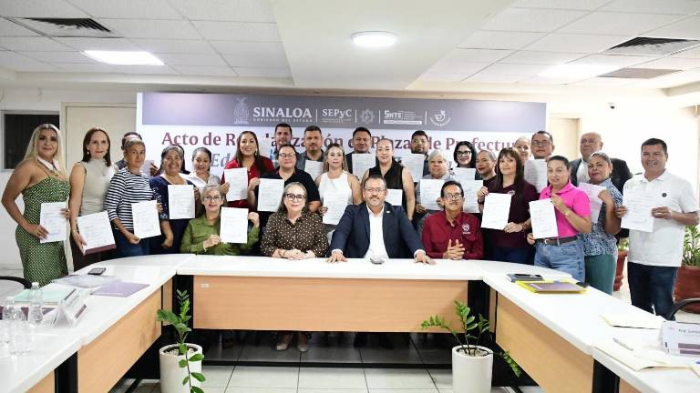 SEPyC regulariza la plaza laboral de 25 prefectos de secundarias técnicas en Sinaloa.