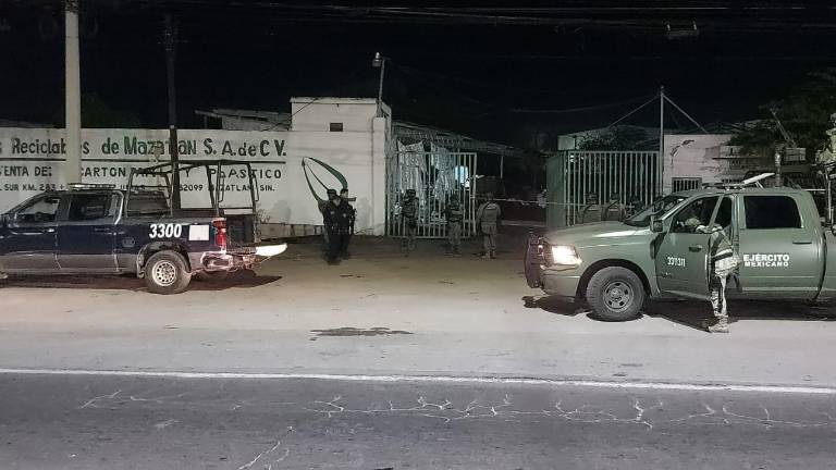 Autoridades resguardan la zona donde un velador fue asesinado tras un robo en recicladora al sur de Mazatlán.