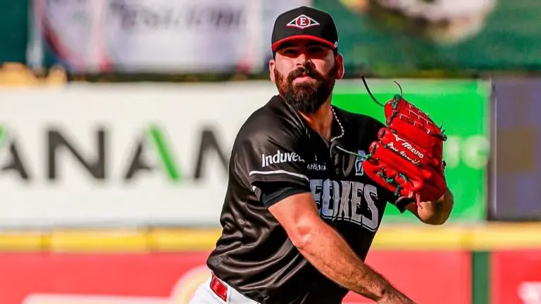 El sinaloense José Luis Urquidy debutó en el round robin de República Dominicana con los Leones del Escogido.