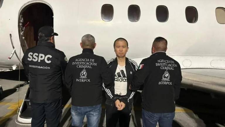 Dong Zhang fue entregado por el Gobierno de México a Estados Unidos, luego de su recaptura en Cuba tras haber huido de un arraigo domiciliario en territorio mexicano.