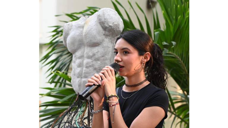 La alumna Evelin Adalí Rivera Acosta presentó sus esculturas durante la Jornada Universitaria del Conocimiento en la Facultad de Filosofía y Letras.