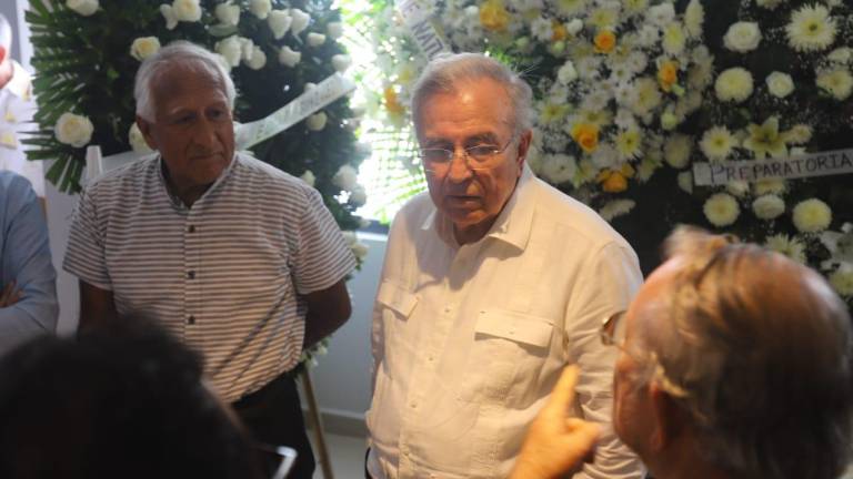 El Gobernador de Sinaloa, Rubén Rocha Moya, acude al funeral del pintor Antonio López Sáenz.