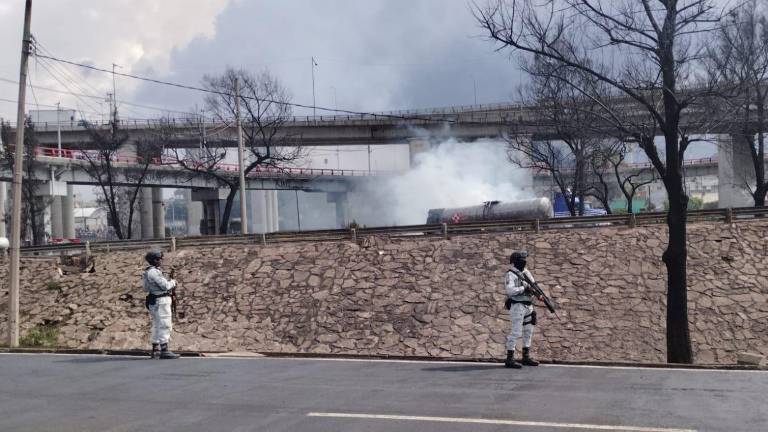 Personal de la Guardia Nacional resguardando la zona donde ocurrió la explosión de una pipa.