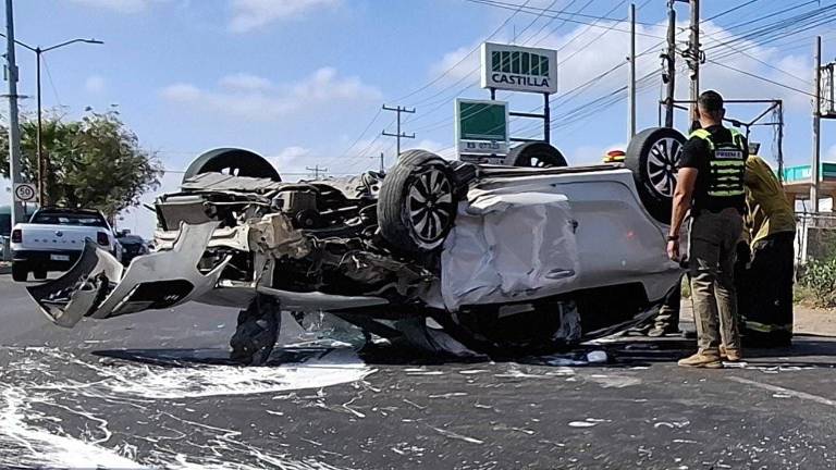 La unidad Suzuki terminó con las llantas hacia arriba y daños materiales tras el percance en la Jesús Kumate.
