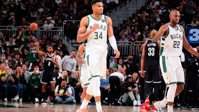 Giannis Antetokounmpo se vio en plan grande en el primer juego de la nueva temporada de la NBA.
