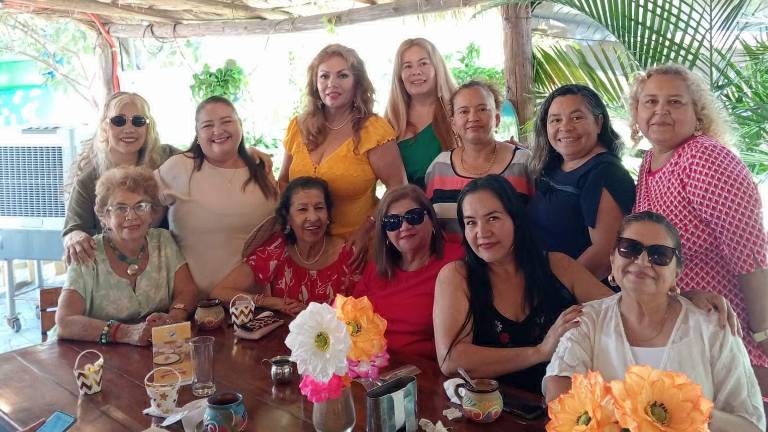 Las cumpleañeras y sus invitadas disfrutaron de la convivencia en un restaurante campirano de la ciudad.