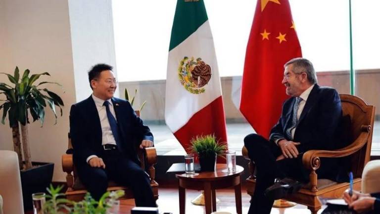 El Canciller mexicano Juan Ramón de la Fuente con el Embajador de China en México.
