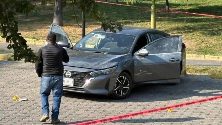 Los elementos municipales confirmaron que la unidad presentaba impactos de bala, un casquillo percutido y manchas de sangre en el interior.