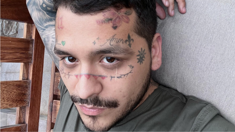 Poco a poco los tatuajes de Christian Nodal se están aclarando.